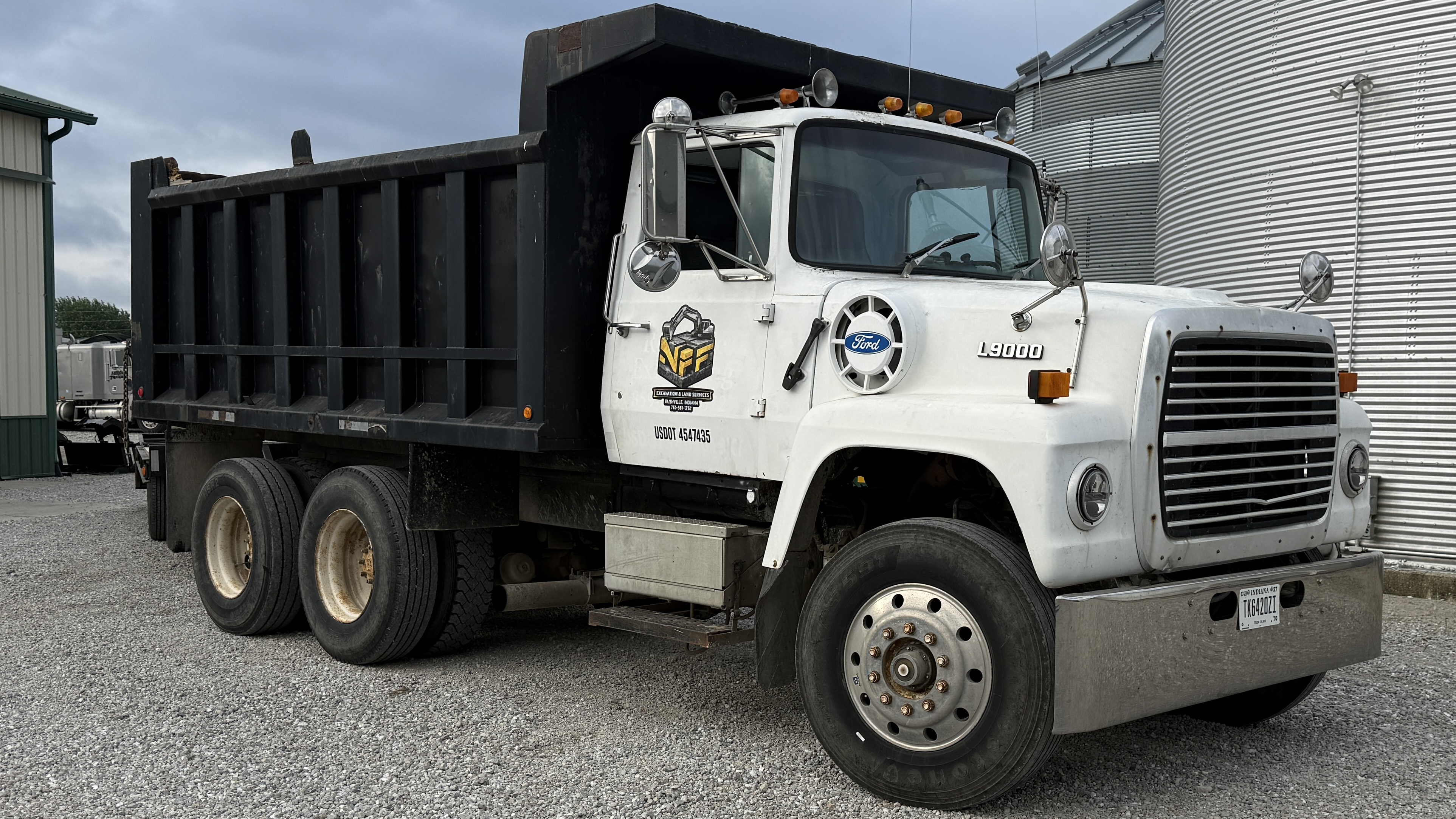 NFF Excavating dump truck support vehicle